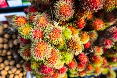 Endonezya 'daki organik meyve pazarında rambutan. Rambutan meyvelerini kapat (Bilimsel adı: Nephelyum lappaceum)