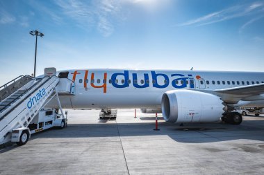 Dubai, BAE - Ekim 2022: Dubai Havaalanı 'nda Dubai uçağı uçurun. Flydubai, Birleşik Arap Emirlikleri 'nde yer alan ucuz bir havayolu şirketidir.