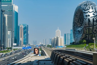 Dubai, BAE - Ekim 2022: Dubai Metro tren yolu Geleceğin Müzesi ile birlikte. Dubai Metro, Dubai şehrinde bulunan bir hızlı tren ağıdır.