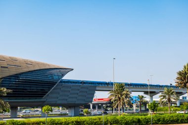 Dubai, BAE - Ekim 2022: Dubai Metro istasyonu mimarisi. Dubai Metro, Birleşik Arap Emirlikleri 'nin Dubai şehrinde bulunan bir hızlı tren ağıdır.
