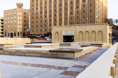 Dubai, BAE - Ekim 2022 Dubai Müze Binası. Dubai 'nin tarihi bölgesinde geleneksel Arap mimarisi, Birleşik Arap Emirlikleri