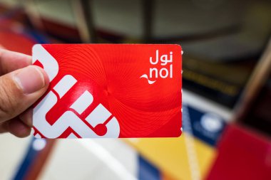 Dubai, BAE - Ekim 2022: NOL Kart Dubai. Nol Card, dünyanın en uzun otomatik metrosu Dubai Metro 'nun elektronik bilet kartı.