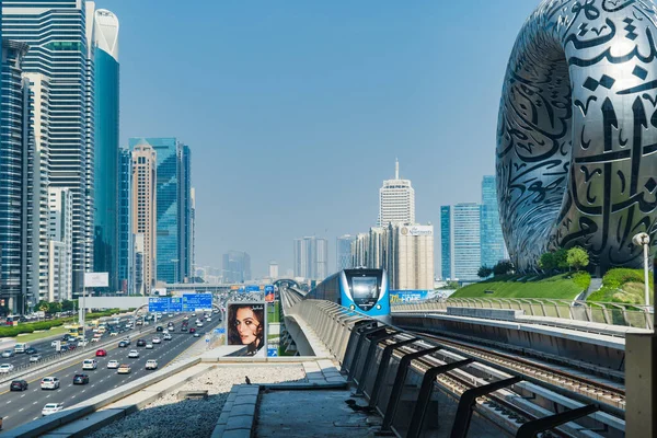 Dubai, BAE - Ekim 2022: Dubai Metro tren yolu Geleceğin Müzesi ile birlikte. Dubai Metro, Dubai şehrinde bulunan bir hızlı tren ağıdır.