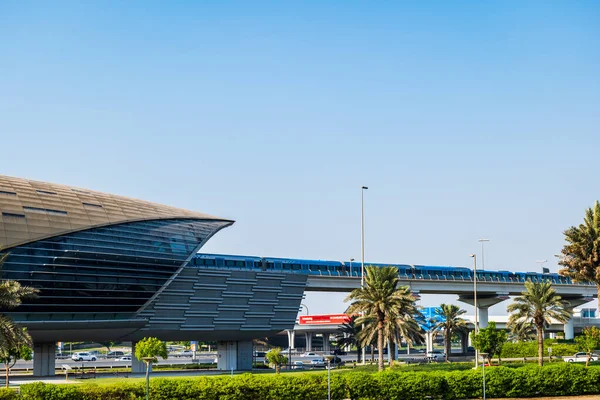 Dubai, BAE - Ekim 2022: Dubai Metro istasyonu mimarisi. Dubai Metro, Birleşik Arap Emirlikleri 'nin Dubai şehrinde bulunan bir hızlı tren ağıdır.
