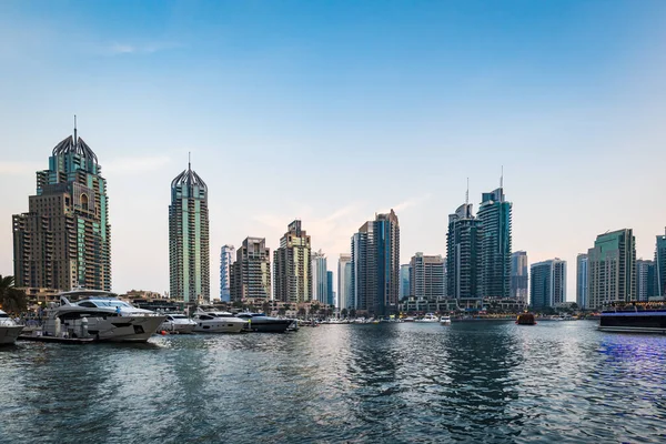 ドバイ アラブ首長国連邦 2022年10月 アラブ首長国連邦のドバイマリーナビューと高層ビル 日没時に現代建築とドバイの街並み — ストック写真