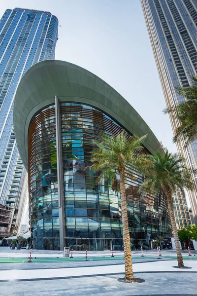 Dubai, BAE - Ekim 2022 Dubai Operası, Dubai şehir merkezindeki Opera Bölgesi 'nde yer alan çok biçimli bir sahne sanatları merkezi..