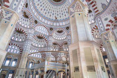 Sabancı Merkez Camii, Sabancı Merkez Camii İngilizce, iç mimari, Adana, Türkiye. Cami, Türkiye 'nin en büyük ikinci camii ve Adana kentinin simgesidir.