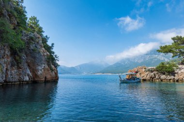 Antalya bölgesindeki Akdeniz manzarası, Turley. Antalya Türkiye 'de popüler bir tatil beldesi.