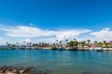 Taraf, Türkiye - Mayıs 2022: Türkiye 'nin Antalya kenti yakınlarındaki popüler bir tatil beldesi, deniz ve liman manzaralı.