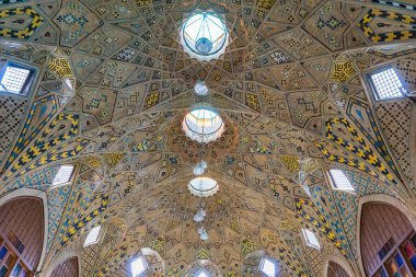 Tahran, İran 'daki Grand Bazaar' ın iç kısımlarında renkli fayanslarla süslenmiş nefes kesici tavan.