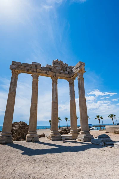 アポロ神殿遺跡 トルコのアンタルヤ近くのサイド サイドは人気の観光地で アポロ寺院は海のランドマークです — ストック写真