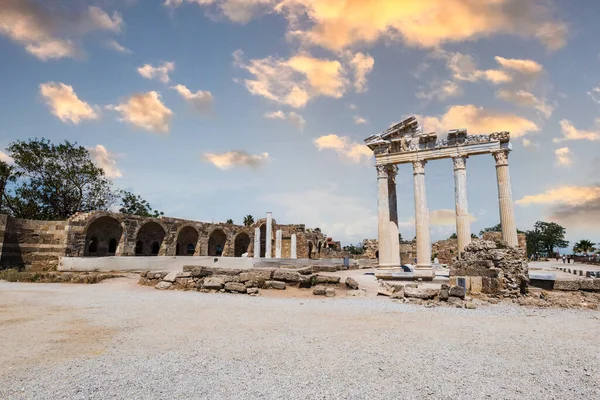 Развалины Храма Аполлона Сиде Недалеко Анталии Турция Сиде Является Популярным — стоковое фото