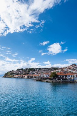 Ohri Gölü manzaralı, Ohri şehri. Ohri, UNESCO gözetiminde Makedonya 'nın bir tatil beldesi ve ünlü bir turizm beldesi