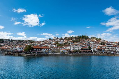 Ohri Gölü manzaralı, Ohri şehri. Ohri, UNESCO gözetiminde Makedonya 'nın bir tatil beldesi ve ünlü bir turizm beldesi