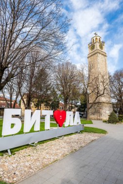 Bitola şehir merkezindeki Saat Kulesi, Kuzey Makedonya. Ünlü bir turizm merkezi.
