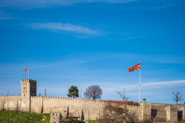 Üsküp, Kuzey Makedonya 'daki Kale kalesi ve Makedon ulusal bayrağının güçlendirme duvarları. 