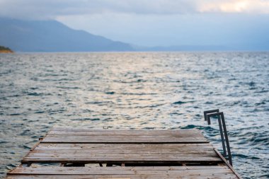  Günbatımında iskelede bir göl, Kuzey Makedonya 'daki Ohri Gölü' nde çekildi.