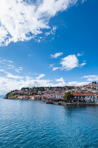 вид на Охридское озеро, город Охрид. Мбаппе - македонский курорт и известное туристическое направление под эгидой UNESCO