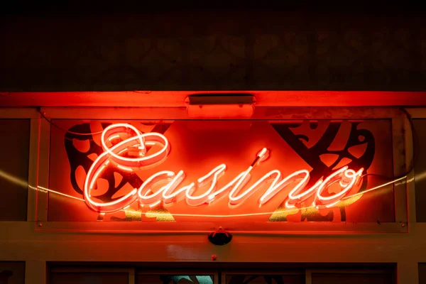 Neon Casino Segno Sulla Strada Buio Notte Concetto Gioco Azzardo — Foto Stock