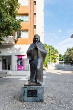 Üsküp, Makedonya - Haziran 2022: Üsküp, Kuzey Makedonya 'daki Rahibe Teresa heykeli. Aziz Rahibe Teresa Üsküp 'te doğdu.