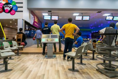 Tahran, İran - Haziran 2018: Genç İranlıların takıldığı Tahran, İran 'da bir bowling salonu