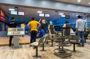 Tahran, İran - Haziran 2018: Genç İranlıların takıldığı Tahran, İran 'da bir bowling salonu