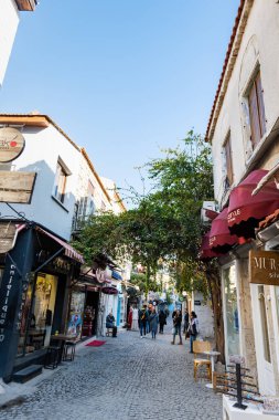 Alacati, Türkiye - Ocak 2023: Alacati sokak manzarası İzmir yakınlarında. Alacati Türkiye 'de daha popüler tarihi turizm beldesi.