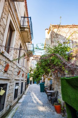 Alacati, Türkiye - Ocak 2023: Alacati sokak manzarası İzmir yakınlarında. Alacati Türkiye 'de daha popüler tarihi turizm beldesi.