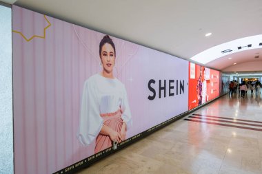 Kuala Lumpur, Malezya - Mayıs 2023: Malezya 'daki bir alışveriş merkezinde SHEIN reklam panosu. Shein, merkezi Singapur 'da bulunan bir Çin hızlı moda perakendecisi..