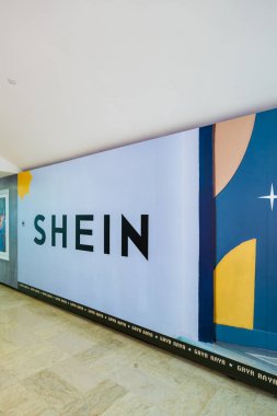 Kuala Lumpur, Malezya - Mayıs 2023: Malezya 'daki bir alışveriş merkezinde SHEIN reklam panosu. Shein, merkezi Singapur 'da bulunan bir Çin hızlı moda perakendecisi..