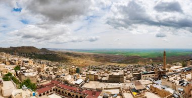 Türkiye 'nin Mardin eski kenti, panorama manzaralı şehir manzarası. Mardin, Suriye sınırı yakınında popüler bir turistik şehirdir.