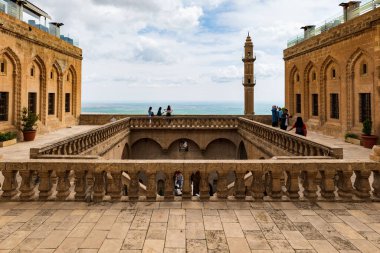 Mardin, Türkiye - Haziran 2022: Zinciriye Madrasah, Mardin, Türkiye. Mardin, Güneydoğu Anadolu 'nun tarihi bir kentidir.. 