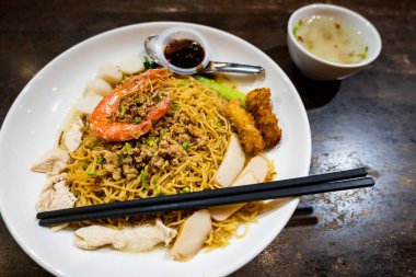 Kolo Mee, Doğu Malezya 'nın Sarawak eyaletinde popüler bir Malezya yemeği. Kolo mee, Malezya kuru eriştesi tabağıdır.