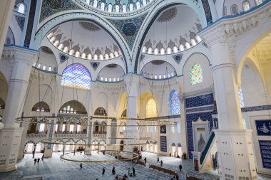 İstanbul, Türkiye - Şubat 2023: Türkiye 'nin İstanbul, Türkiye' deki en büyük camii olan Camlica Camii 'nin tavan süslemesi 7 Mart 2019' da tamamlandı ve açıldı..