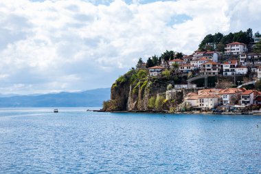 Ohri Gölü manzaralı, Ohri şehri. Ohri, UNESCO gözetiminde Makedonya 'nın bir tatil beldesi ve ünlü bir turizm beldesi