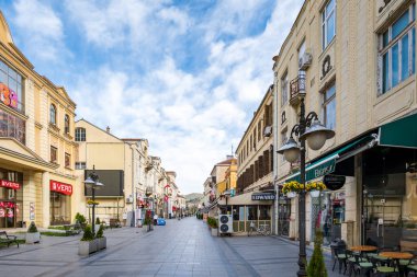 Bitola, Kuzey Makedonya - Nisan 2023: Bitola şehir merkezindeki Shirok Sokak adlı ünlü sokak. Kuzey Makedonya 'nın Bitola kentindeki ünlü yaya sokağı.