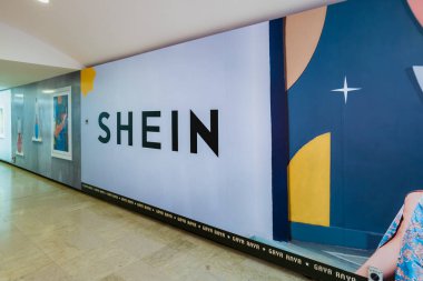 Kuala Lumpur, Malezya - Mayıs 2023: Malezya 'daki bir alışveriş merkezinde SHEIN reklam panosu. Shein, merkezi Singapur 'da bulunan bir Çin hızlı moda perakendecisi..