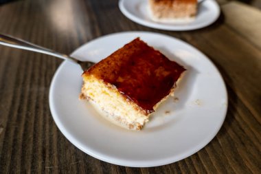 Trilece, ya da üç leches keki, tabakta. Üç sütlü kek adı verilen tatlı bir yemek ve başta Arnavutluk olmak üzere Balkanlar 'dan geliyor..