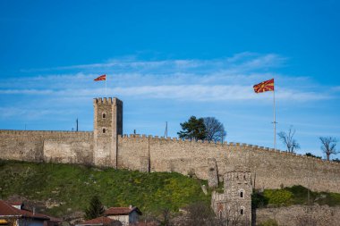 Üsküp, Kuzey Makedonya 'daki Kale kalesi ve Makedon ulusal bayrağının güçlendirme duvarları. 