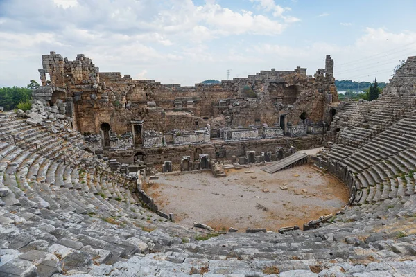 トルコのアンタルヤにあるページ古代都市の遺跡 ペルゲはギリシャとローマの古代都市であり かつては古代世界で最も繁栄した都市でした — ストック写真