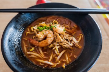 Sarawak Laksa çorbası Malezya 'da sokak mutfağında. Laksa, Malezya ve Singapur 'da popüler bir şehriye yemeğidir..