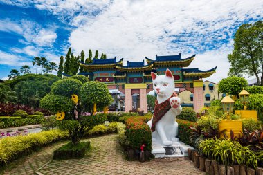 Kuching, Malezya - Mayıs 2023 Kuching Great White Cat Heykeli, Kuching Chinatown, Sarawak, Malezya. Sarawak şehrinin tarihi kedi heykeli