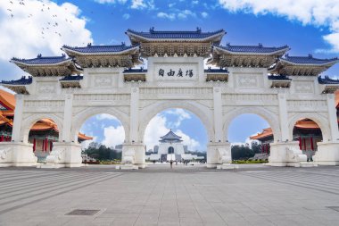 Tayvan 'daki Chiang Kai-shek Anıt Salonu ana kapısı. Tayvan 'ın Taipei şehrinde turistler için dönüm noktası 