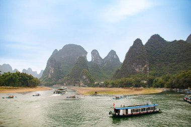 Yu Long nehri ve Karst dağı Yangshuo Guilin, Çin 'de. Merhaba.