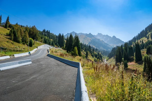  Almaty, Kazakistan 'ın güneydoğusundaki bir dağ vadisinde yer almaktadır. Medeo, Kazakistan 'ın güneydoğusundaki bir dağ vadisinde yer almaktadır..