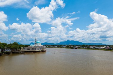 Hindistan Camii Kuching Sarawak, Kuching, Sarawak, Malezya 'da nehir kıyısında yüzen bir cami. Malezya 'nın Kuching kentindeki tarihi cami.
