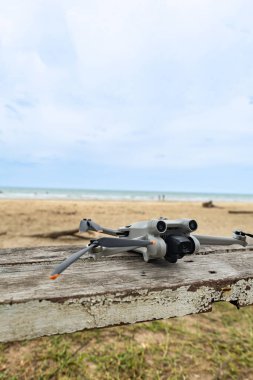 Sahilde hava fotoğrafçılığı için modern insansız hava aracı kamerası, fotoğrafta logo yok..