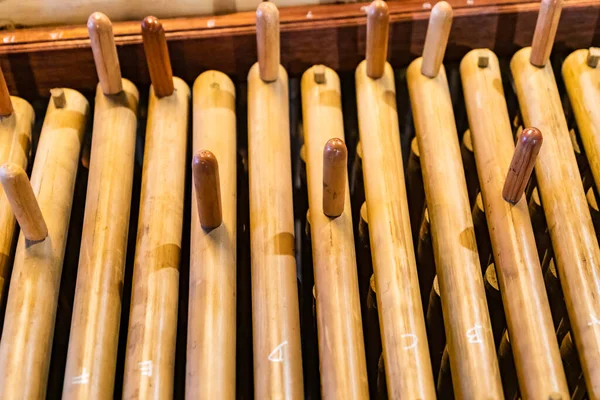 Angklung, Endonezya 'daki Sündanlılar arasında halk müziği enstrümanı. Endonezya geleneksel müzik aleti bambudan yapılmıştır.. 