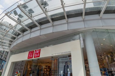 Kuala Lumpur, Malezya - Mayıs 2023: Malezya Kuala Lumpur, Malezya 'da imzalı ve logolu Uniqlo Mağazası. Uniqlo bir Japon günlük giyim perakendecisi, Fast Retailing 'in bir yan kuruluşu.