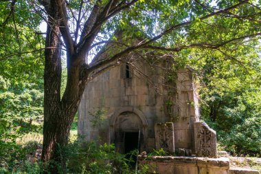 Ermenistan, Dilijan 'daki Jukhtakvank Manastırı. Dilijan, Ermenistan 'da yürüyüş yolunda antik bir Ermeni Manastırı